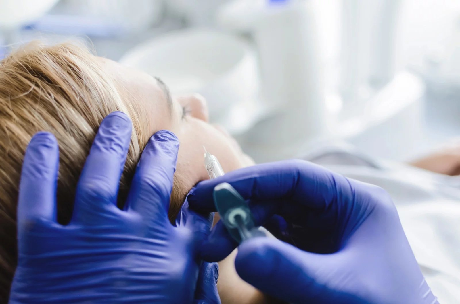 K úlevě od potíží se používá i botulotoxinu. Jeho aplikaci v posledních letech nabízí stále více stomatologických klinik. Ošetření není hrazeno z veřejného pojištění, proto jde plně za klientem. Aplikace do svalů levé i pravé tváře vyjde na několik tisíc korun. Zpravidla 5 až 10 tisíc.