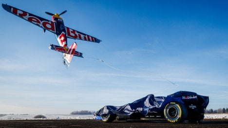 Náhledový obrázek - Šonka jako Maverick. Český pilot pomocí manévru „kobra“ odhalil ve dvousetkilometrové rychlosti barvy nové formule 1 od Red Bullu