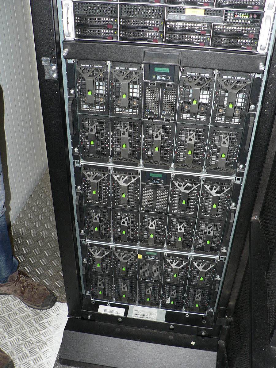 Výpočetní nody. V každém blade jsou dvě desky a čtyři procesory.