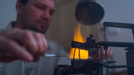 Náhledový obrázek - Až nás Musk požádá o výrobu ozdoby ve tvaru rakety, uděláme to, směje se šéf Rautisu. V Podkrkonoší udržuje naživu stoleté řemeslo