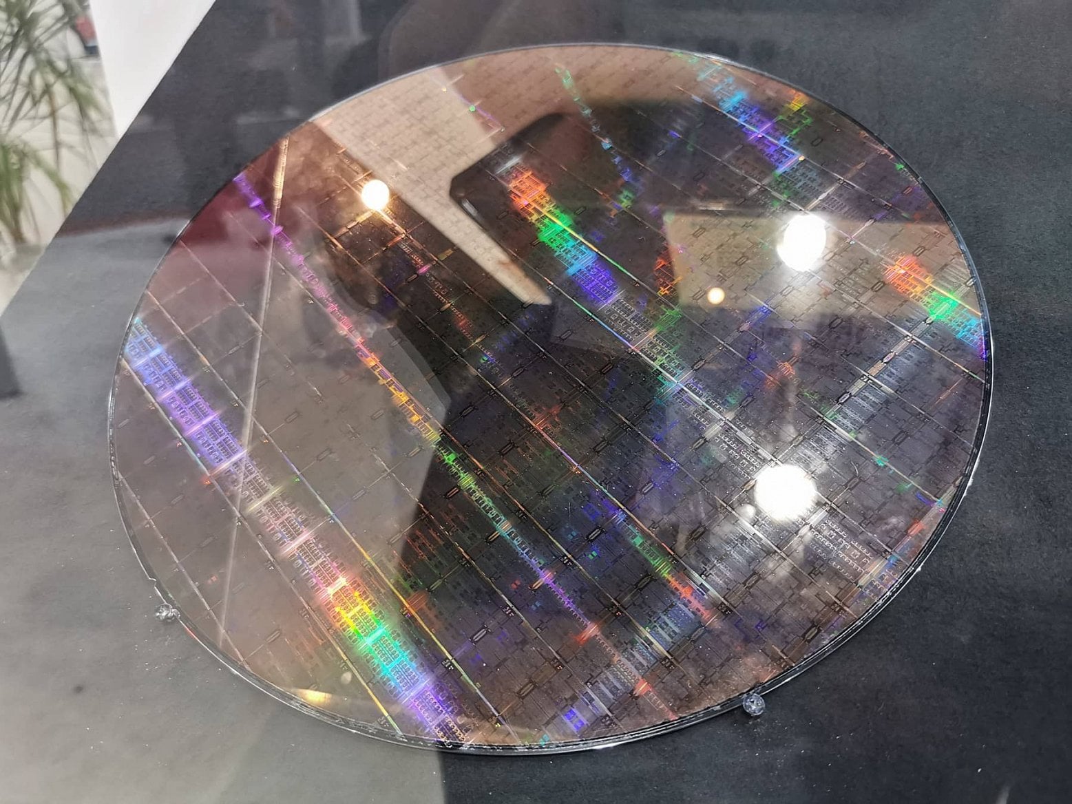 2020-05-Wafer-s-procesory-Fujitsu-A64FX-1-Zdroj-AnandTech.jpg