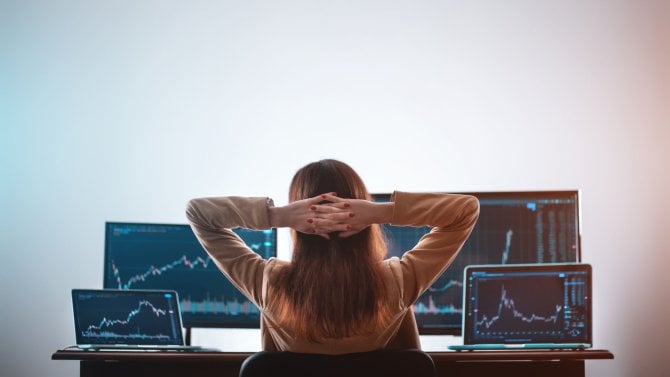 žena ve stresu před několika počítači