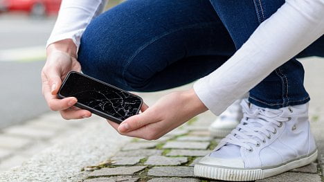 Náhledový obrázek - Staré telefony končí na skládce, mohly by však sloužit dál. Trh s repasovanou elektronikou čeká růst