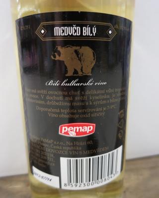 Bílé bulharské víno (MEDVĚD BÍLÝ), alk: 12,5%obj. Výrobek byl falšován přídavkem syntetického glycerolu, nadlimitním množství etanolu z přidaného cukru a přídavkem 25 % vody.
