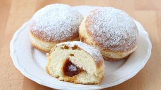 Náhledový obrázek - Koblihy recept: základem je kynuté těsto, které se poté smaží v oleji. Ve zdravější verzi se místo toho peče