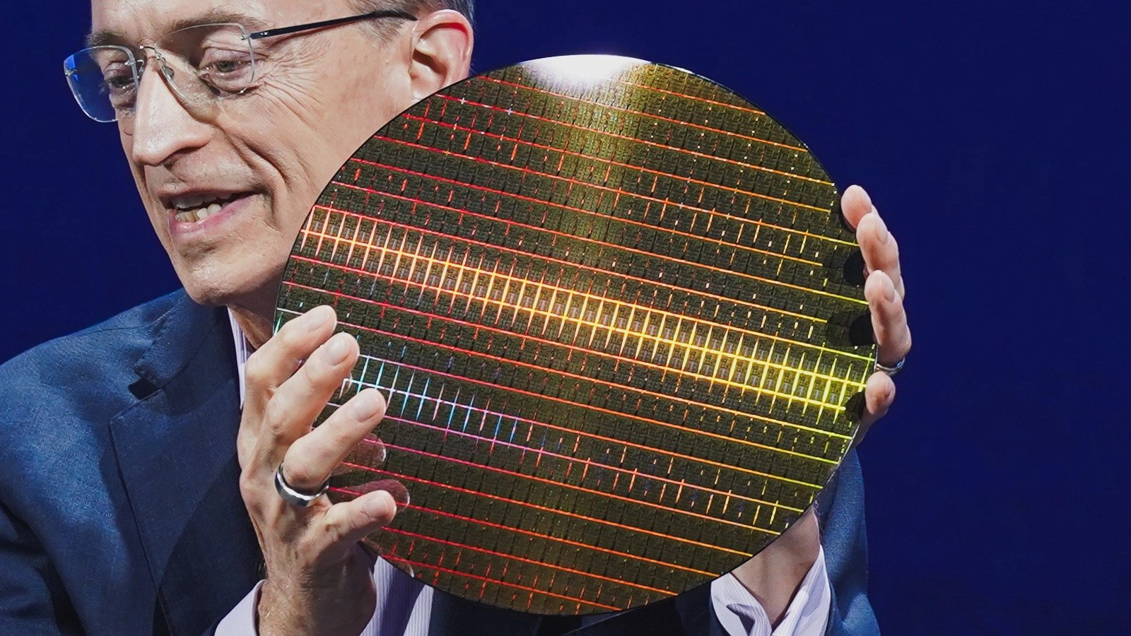 CEO Patrick Gelsinger na Computexu 2024 s waferem obsahujícím 1,8nm čipy Panther Lake