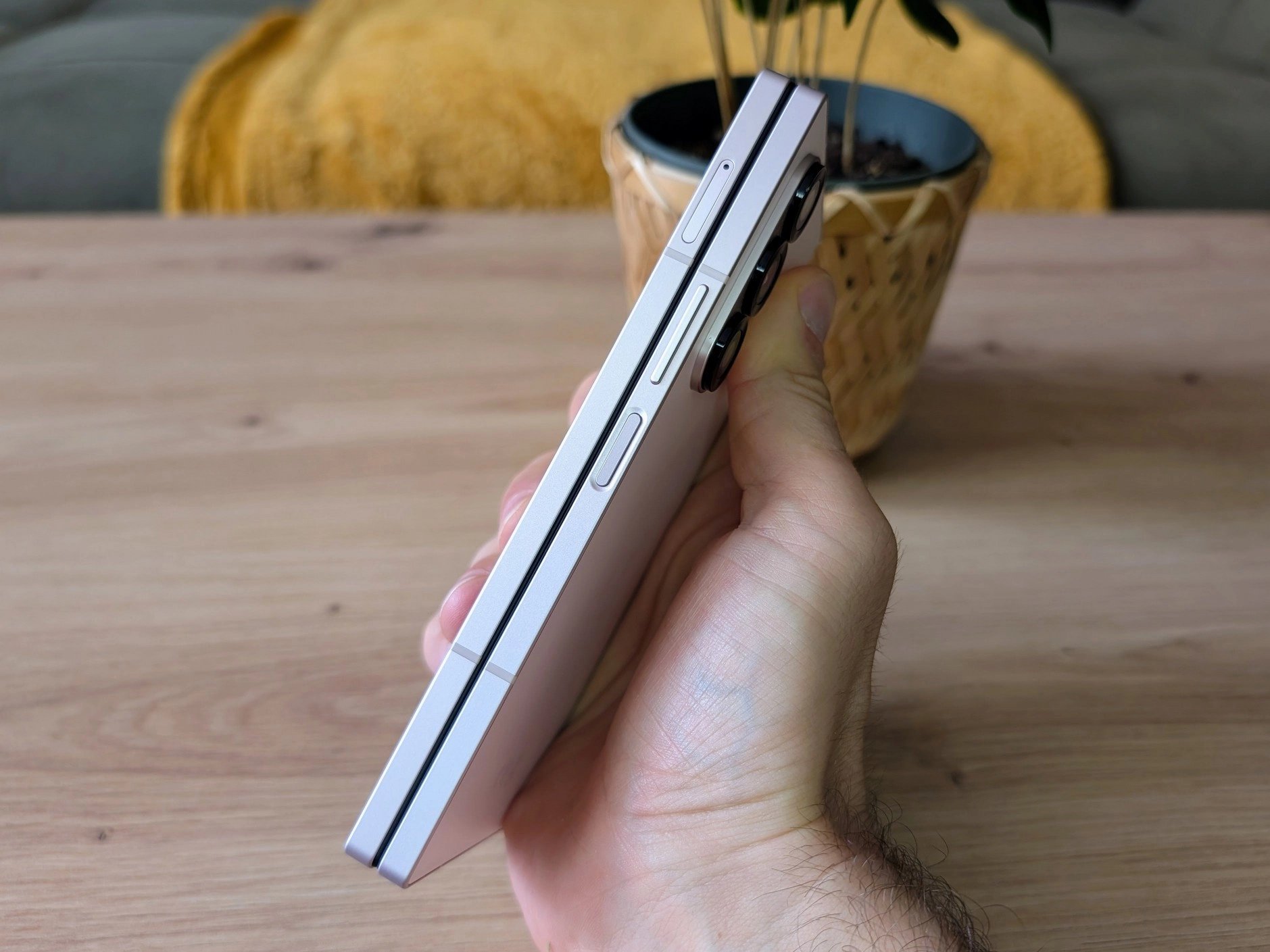 Pravý bok telefonu ve složeném stavu