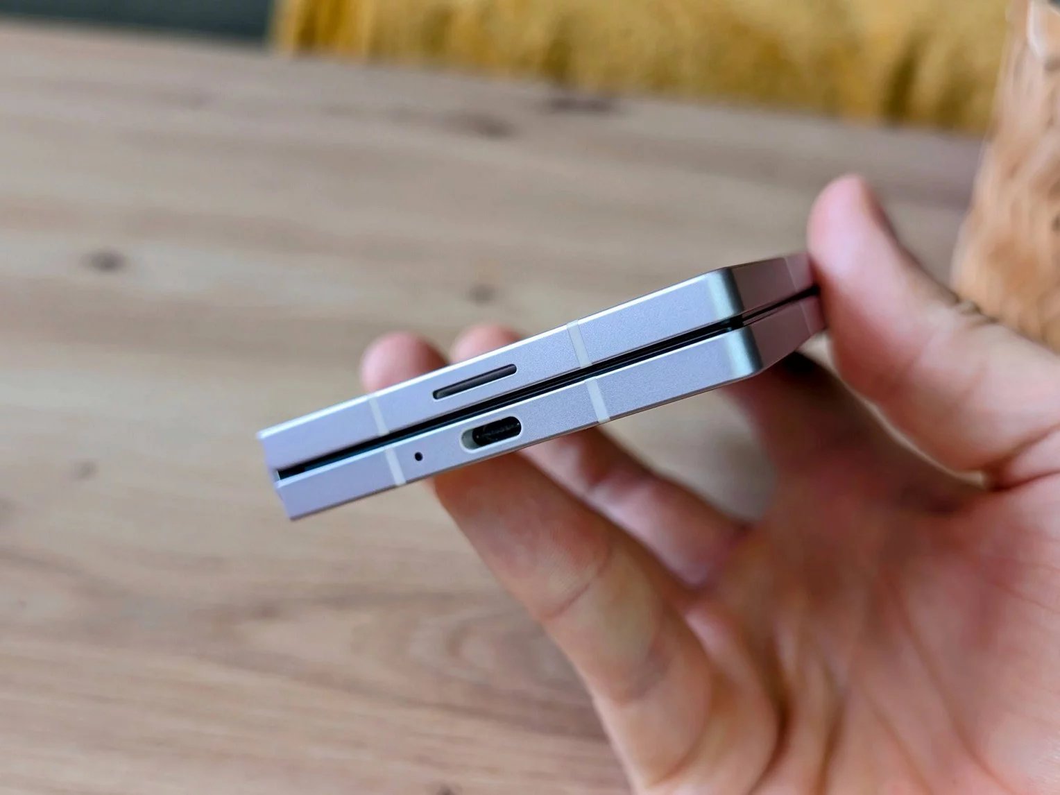 Spodní část telefonu ve složeném stavu