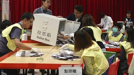 Náhledový obrázek - 392 ze 452 křesel. Prodemokratický tábor jednoznačně vyhrál volby v Hongkongu
