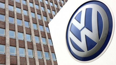 Náhledový obrázek - Volkswagen na Slovensku chce po zaměstnancích vrátit odměny. Prý se spletl