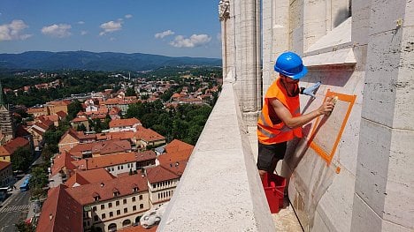 Náhledový obrázek - Problém jménem řasy. Češi vyčistí fasádu záhřebské katedrály