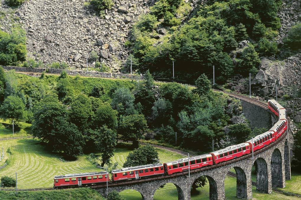 Rhatská dráha. Kruhový viadukt Brusio je nejzajímavější mostní konstrukcí berninské trati. Byl postaven kvůli potřebě překonat výškový rozdíl s klesáním 70 promile.