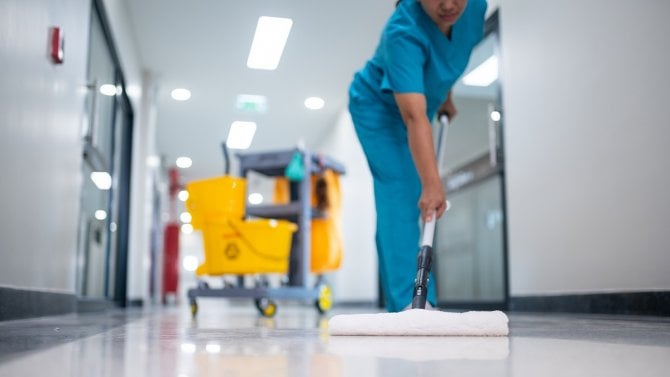 Uklízečka si přilepší o 1600 korun, kuchař o víc. Zjistěte, kolik budete brát od ledna