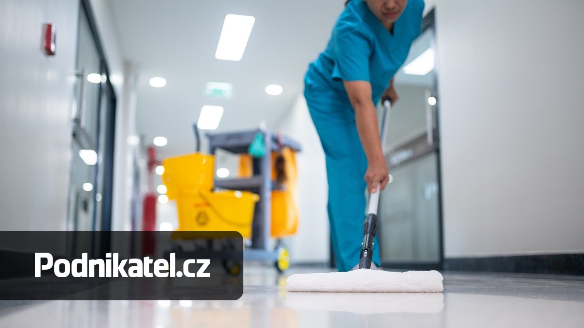 Nové platové tabulky mají přinést tisíce navíc. Kolik dostane uklízečka nebo úředník?