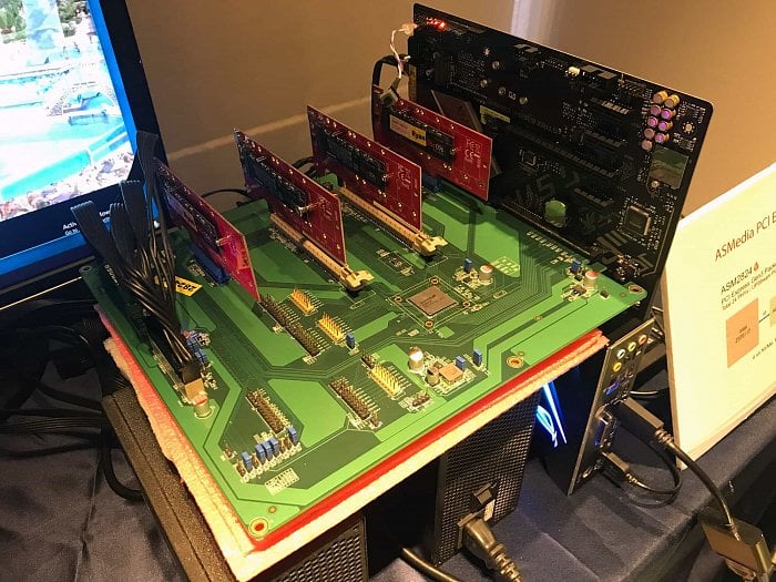 Demo ASM2824 na Computexu 2018 (foto: AnandTech). Všimnětě si, že zelená prototypová deska je vlastně gigantický adaptér PCI Express zasunutý v ATX základní desce