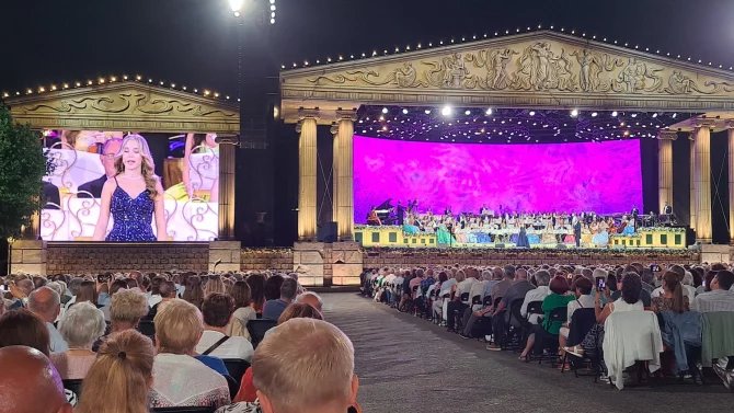 Nascvícené zlaté podium, zpěvačka v modrých šatech