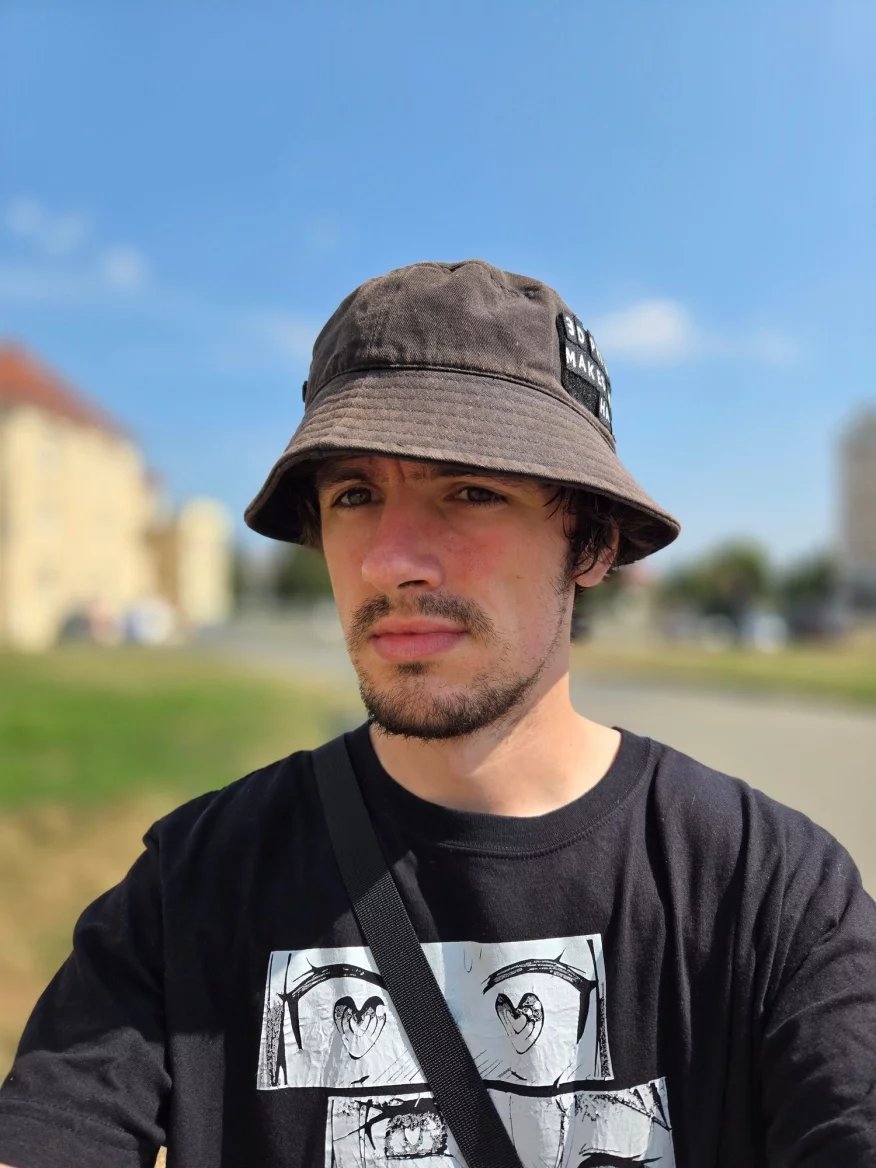 Selfie snímek z hlavního 50Mpx fotoaparátu s portrétním režimem