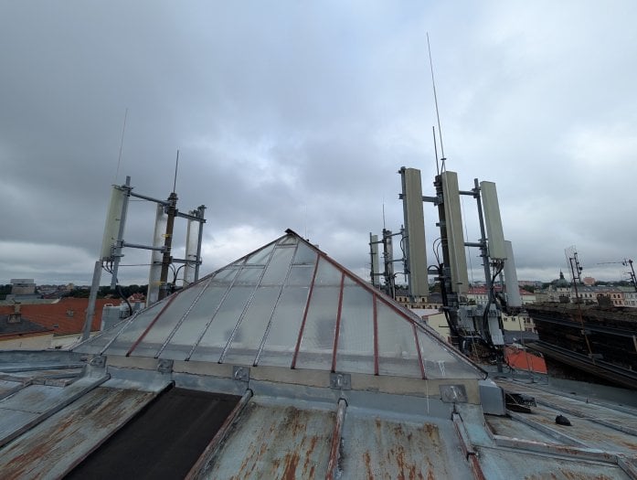 Mobilní 5G vysílač CETINu a O2 na Dolním náměstí v Olomouci