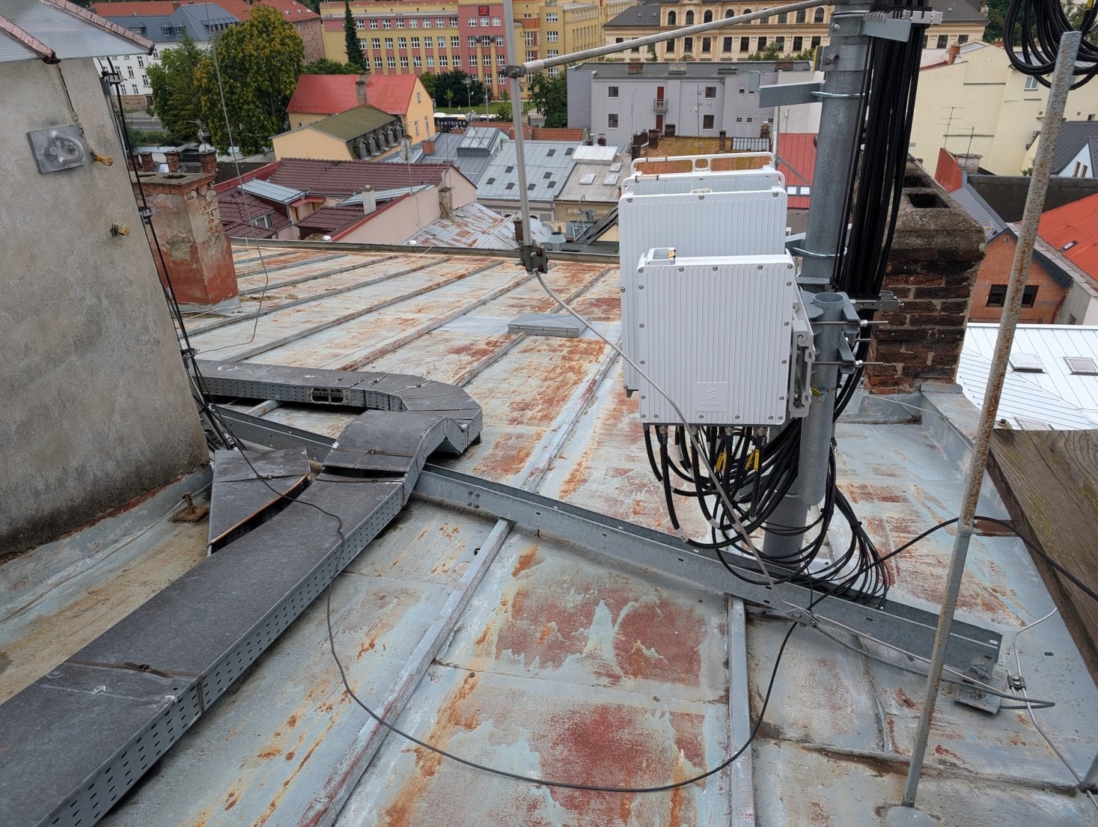 Mobilní 5G vysílač CETINu a O2 na Dolním náměstí v Olomouci