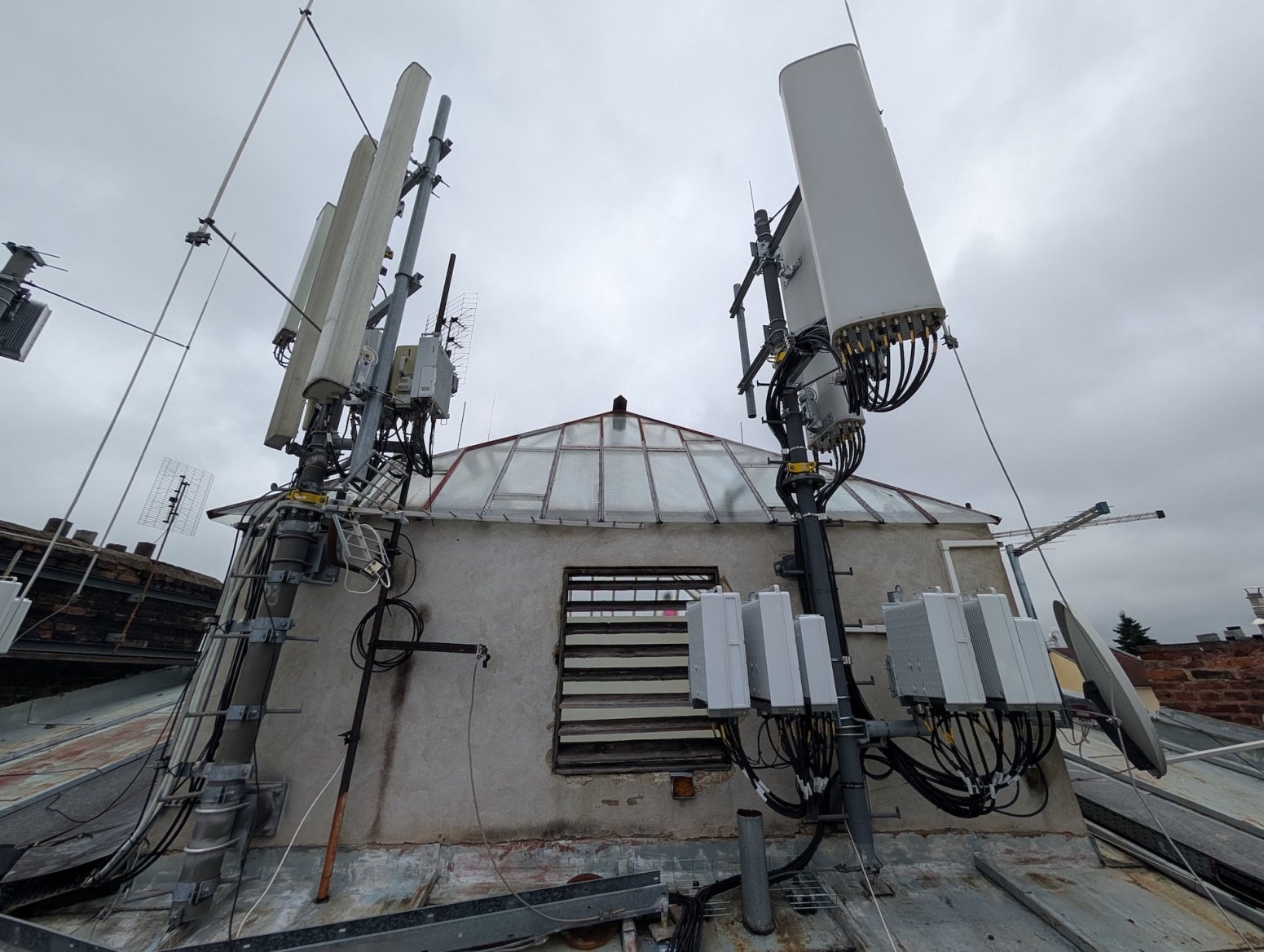 Mobilní 5G vysílač CETINu a O2 na Dolním náměstí v Olomouci