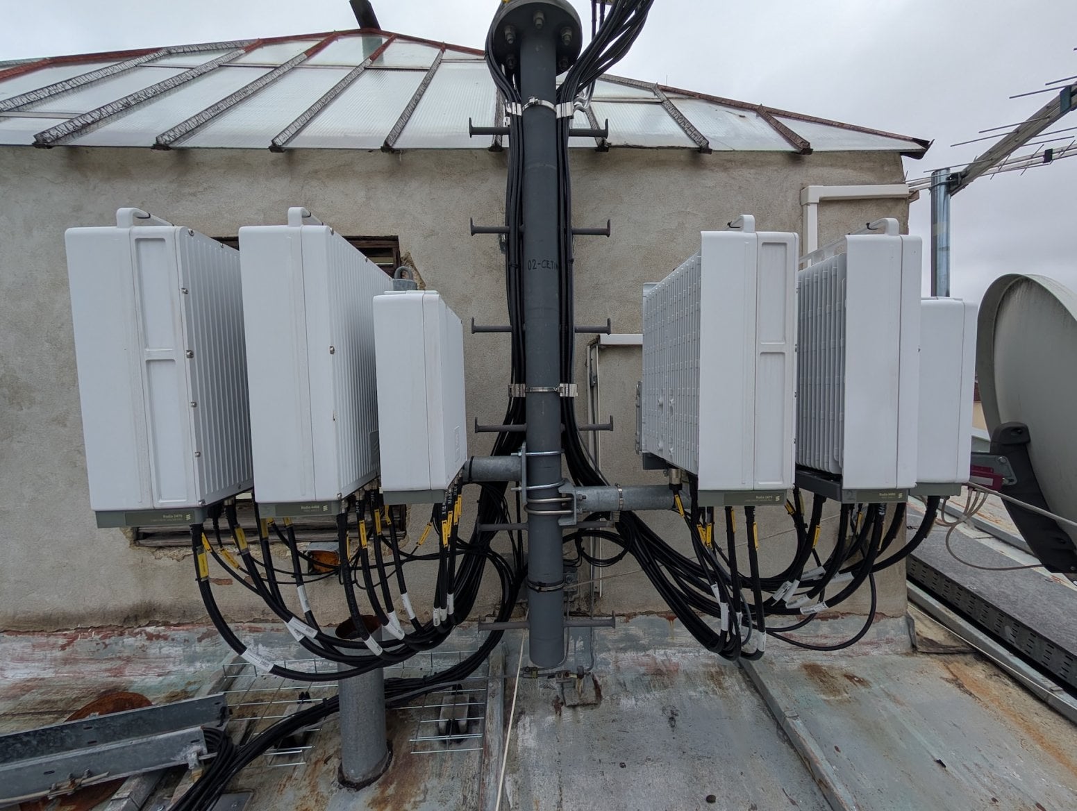 Mobilní 5G vysílač CETINu a O2 na Dolním náměstí v Olomouci