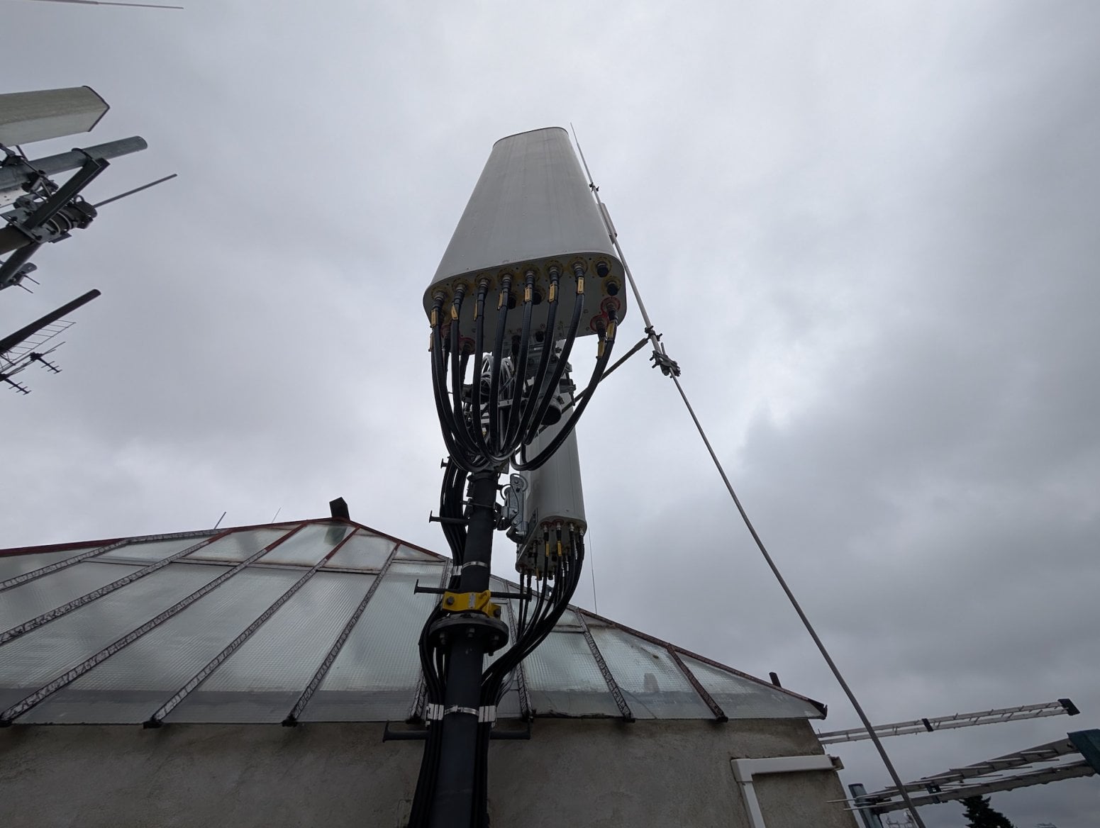 Mobilní 5G vysílač CETINu a O2 na Dolním náměstí v Olomouci