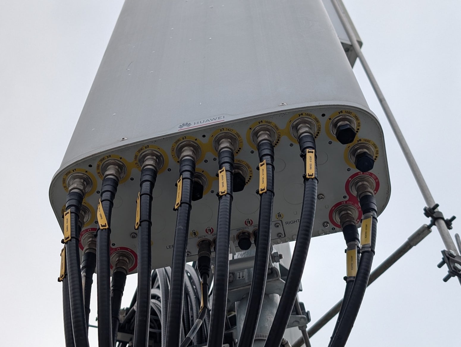 Mobilní 5G vysílač CETINu a O2 na Dolním náměstí v Olomouci