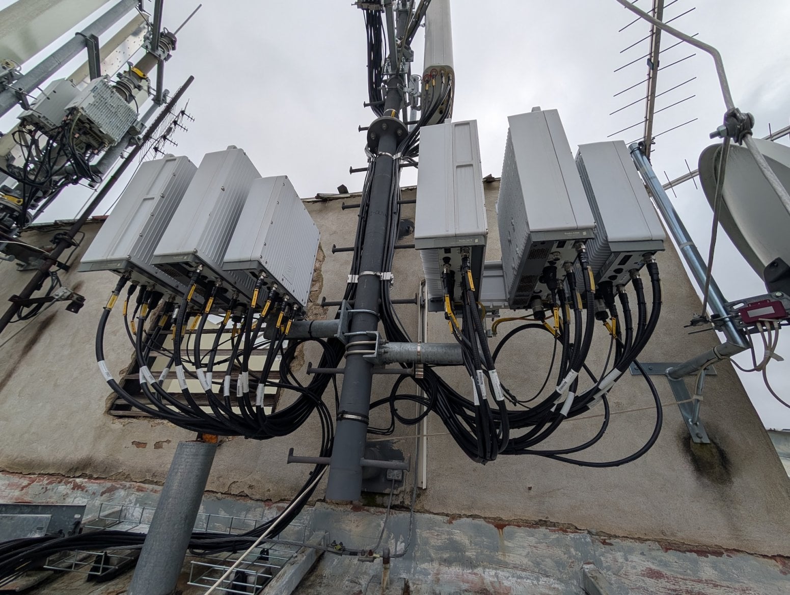 Mobilní 5G vysílač CETINu a O2 na Dolním náměstí v Olomouci