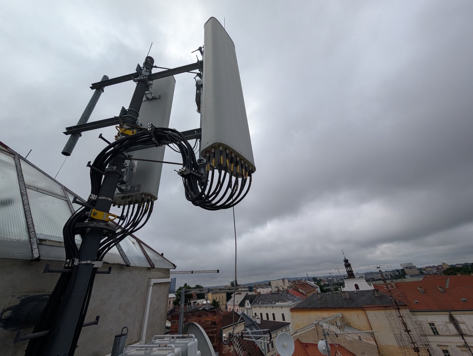 Mobilní 5G vysílač CETINu a O2 na Dolním náměstí v Olomouci