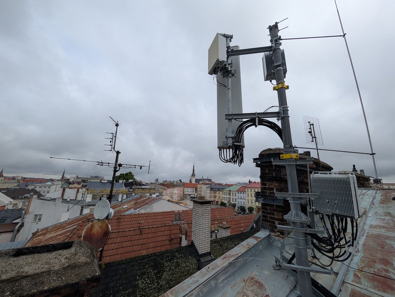 Mobilní 5G vysílač CETINu a O2 na Dolním náměstí v Olomouci