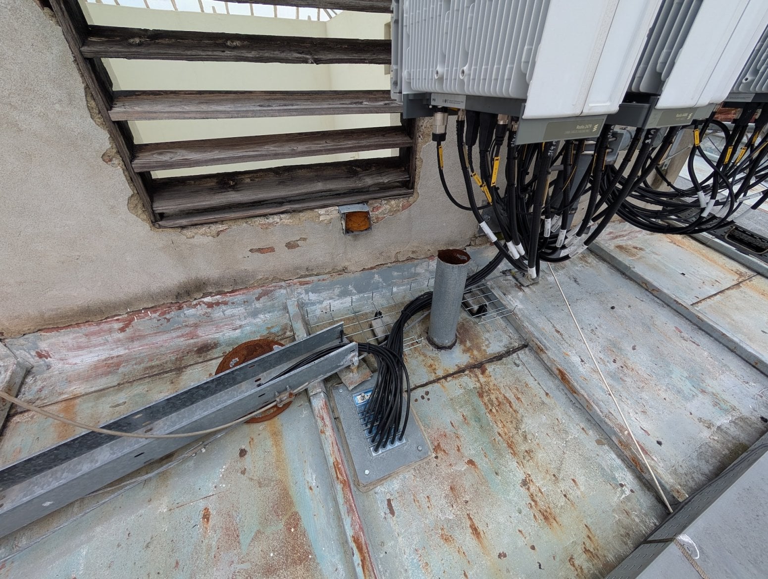 Mobilní 5G vysílač CETINu a O2 na Dolním náměstí v Olomouci