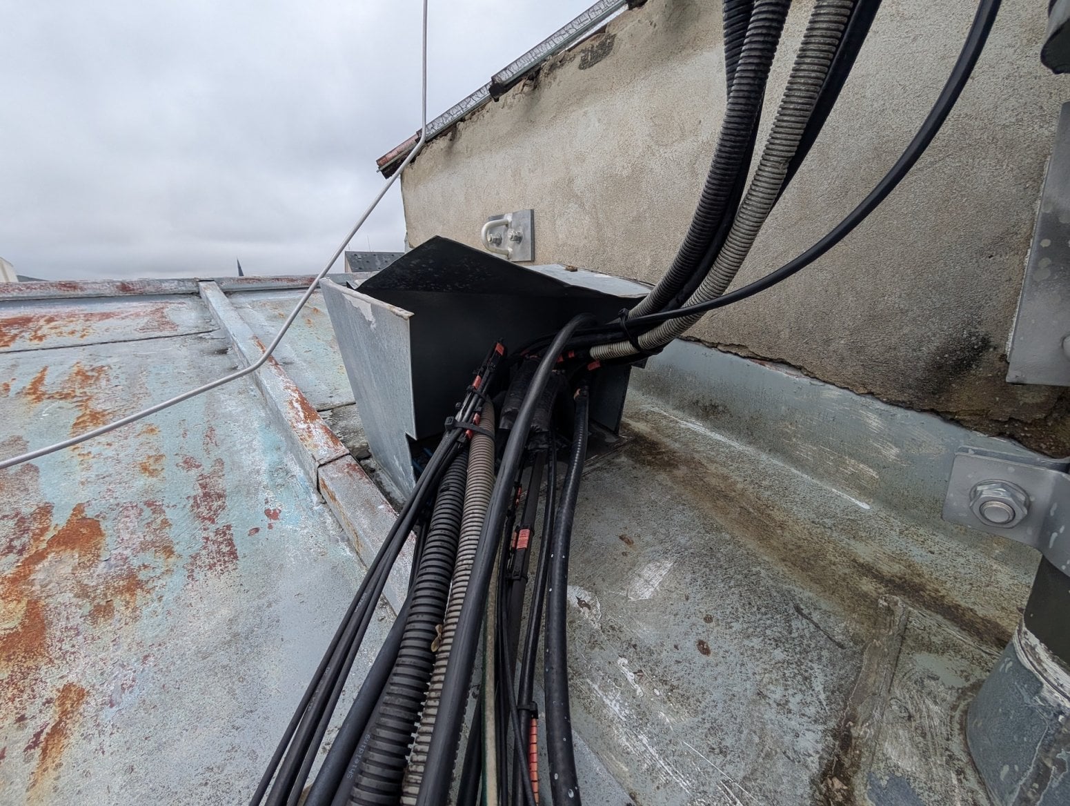 Mobilní 5G vysílač CETINu a O2 na Dolním náměstí v Olomouci