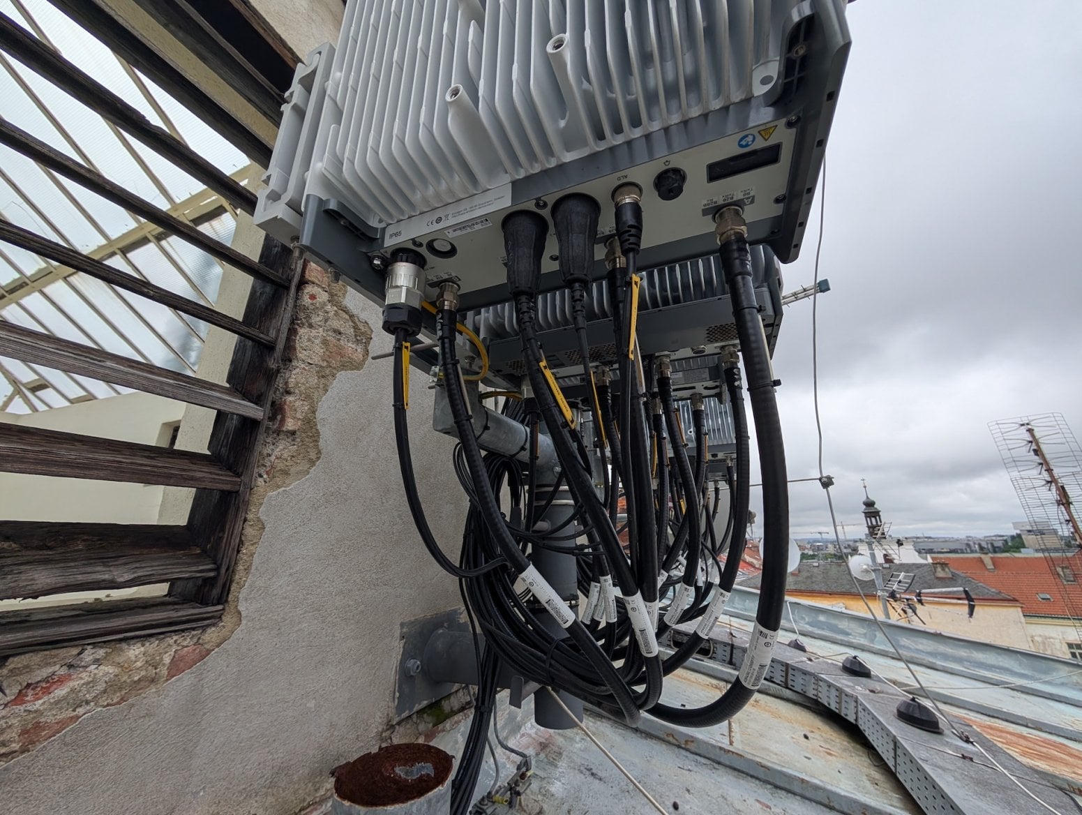 Mobilní 5G vysílač CETINu a O2 na Dolním náměstí v Olomouci