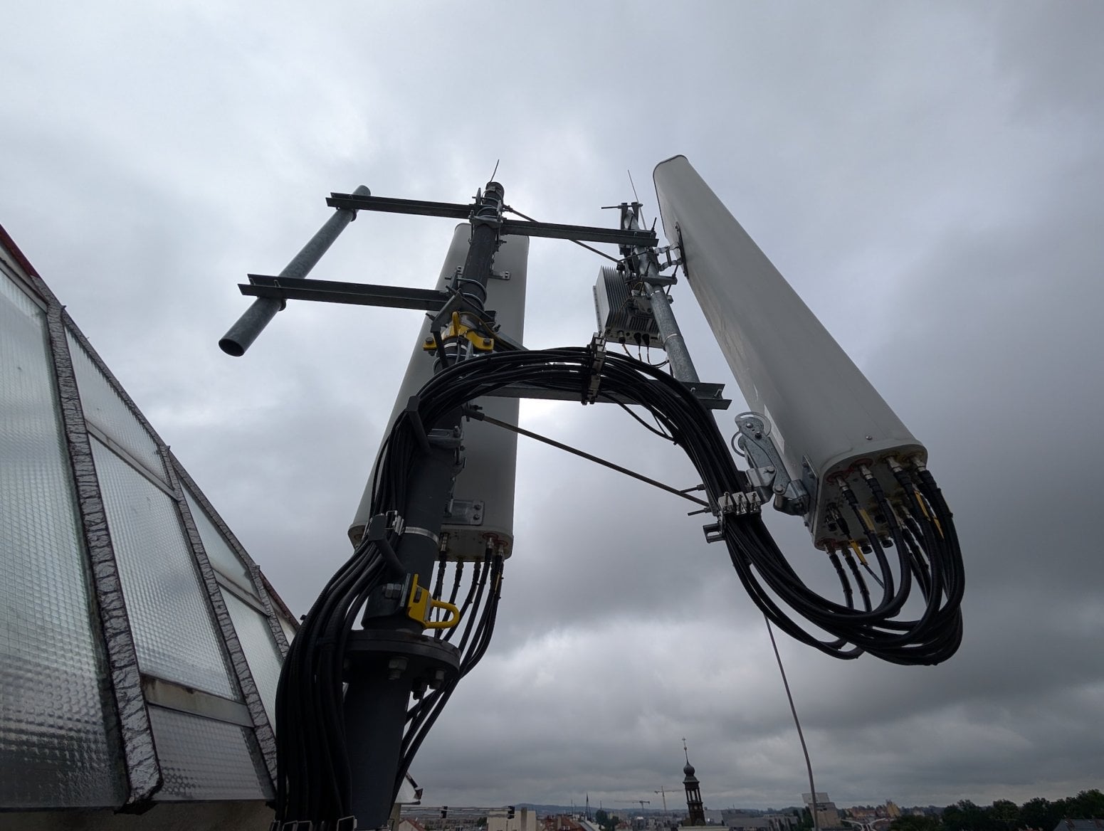 Mobilní 5G vysílač CETINu a O2 na Dolním náměstí v Olomouci