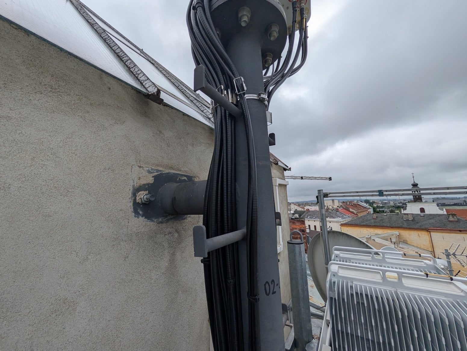 Mobilní 5G vysílač CETINu a O2 na Dolním náměstí v Olomouci