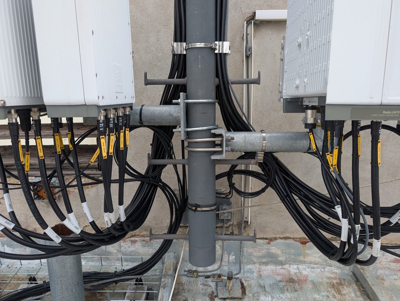 Mobilní 5G vysílač CETINu a O2 na Dolním náměstí v Olomouci