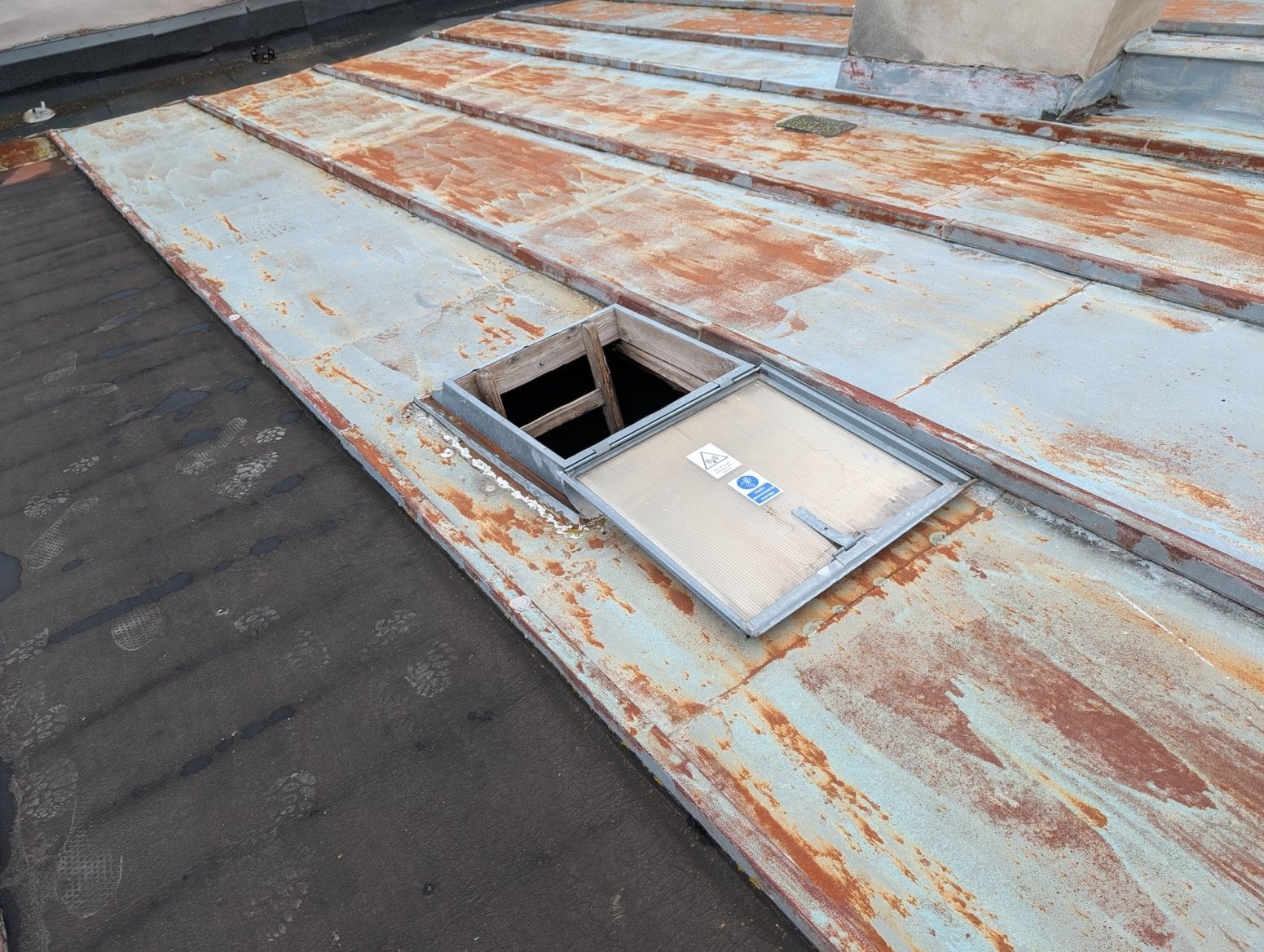 Mobilní 5G vysílač CETINu a O2 na Dolním náměstí v Olomouci