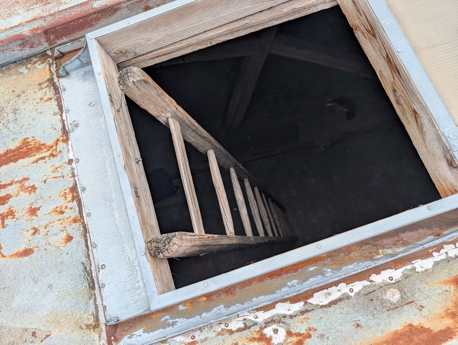 Mobilní 5G vysílač CETINu a O2 na Dolním náměstí v Olomouci