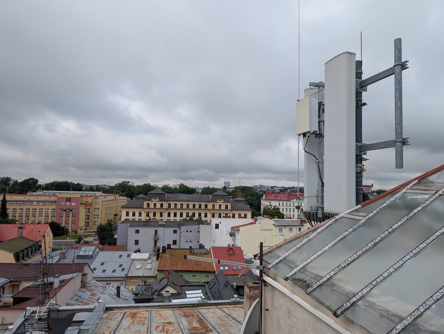 Mobilní 5G vysílač CETINu a O2 na Dolním náměstí v Olomouci