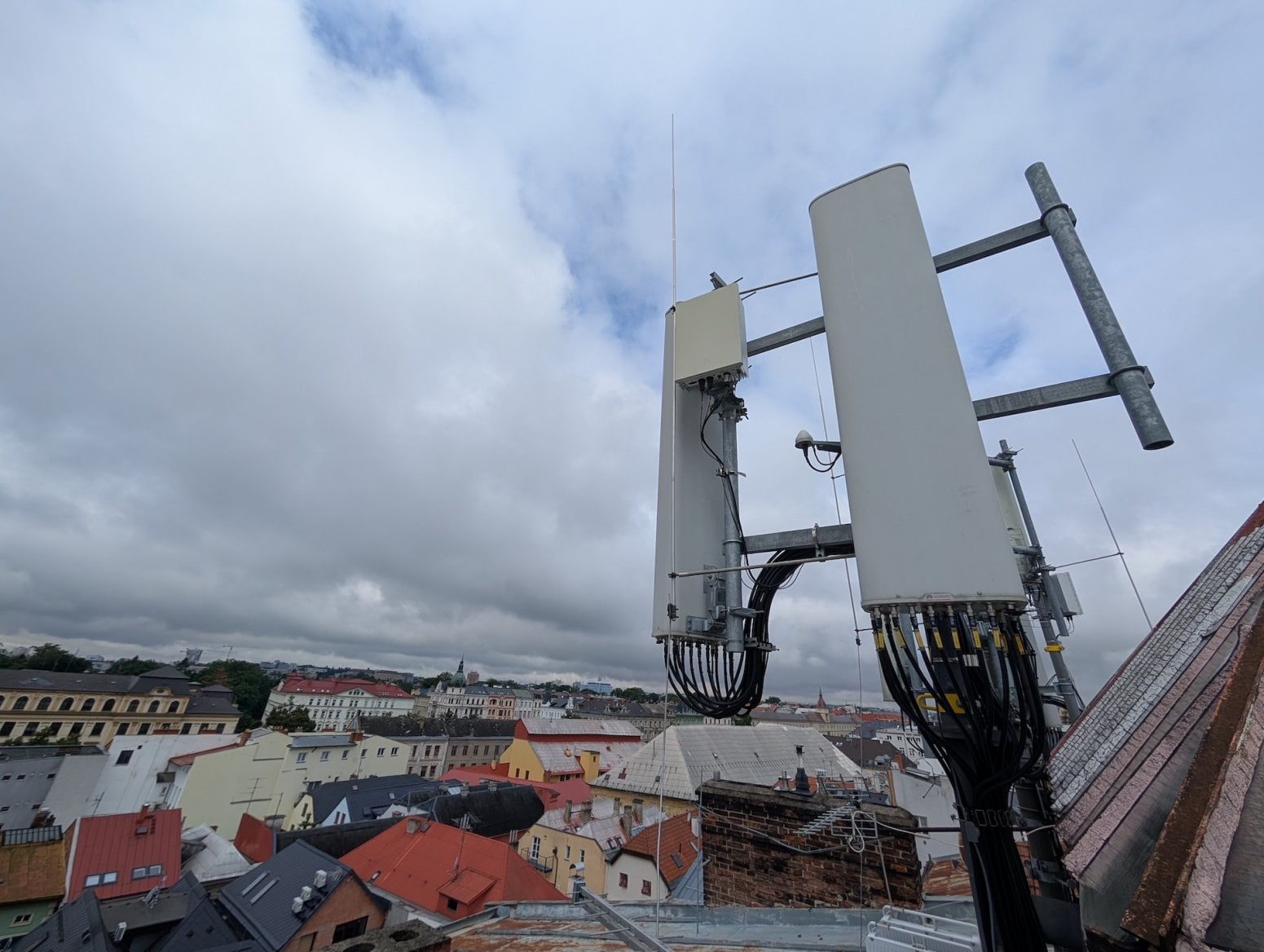 Mobilní 5G vysílač CETINu a O2 na Dolním náměstí v Olomouci