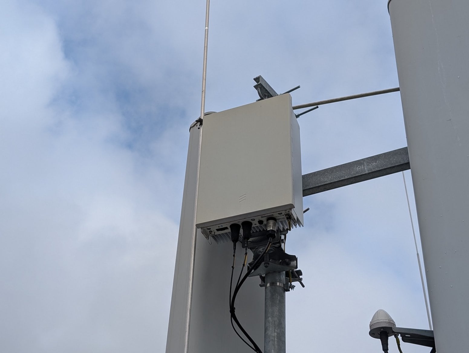 Mobilní 5G vysílač CETINu a O2 na Dolním náměstí v Olomouci