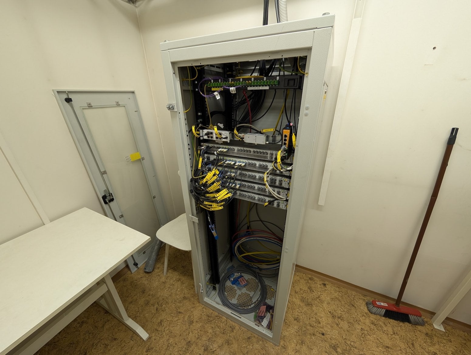 Mobilní 5G vysílač CETINu a O2 na Dolním náměstí v Olomouci