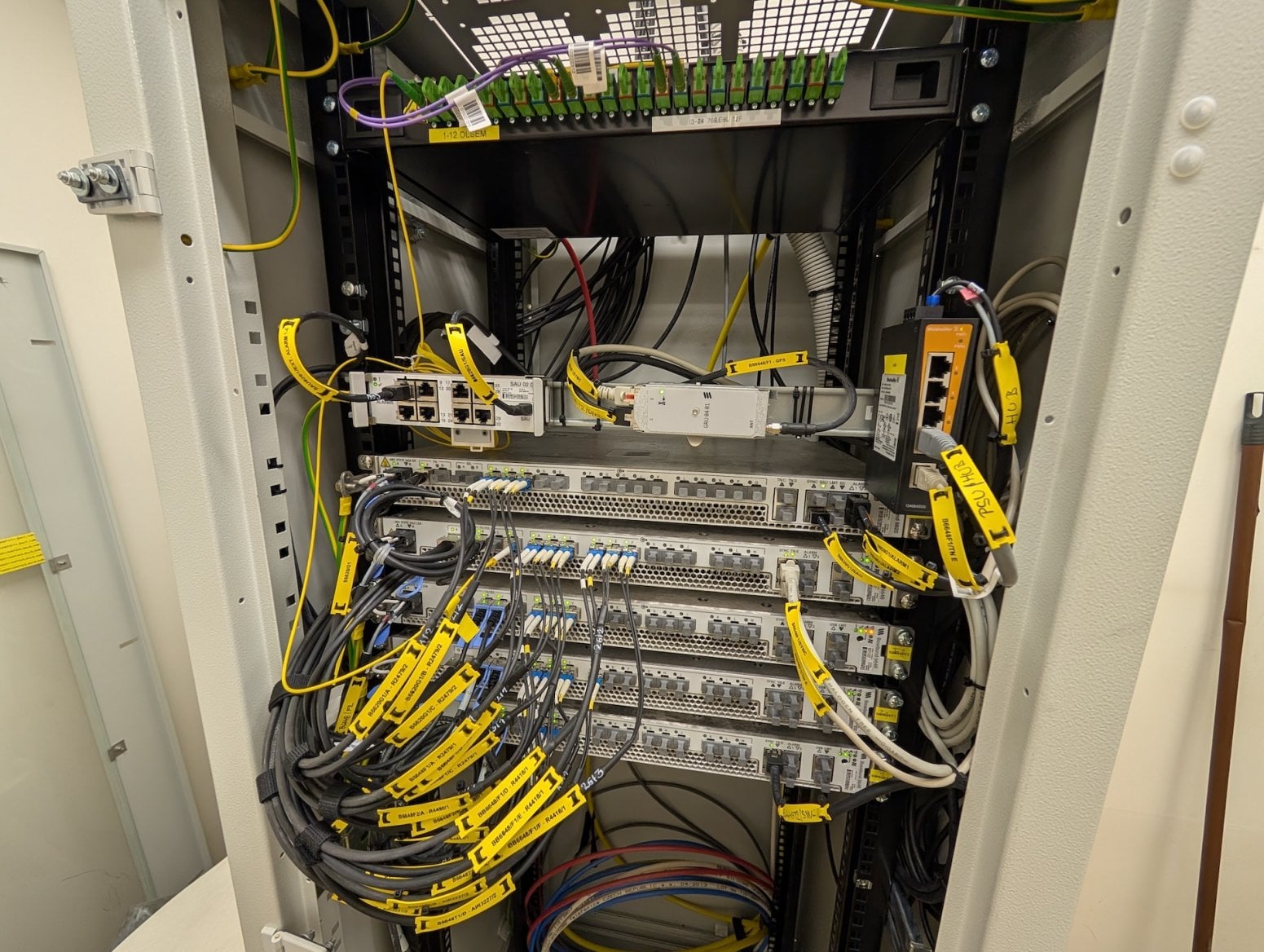 Mobilní 5G vysílač CETINu a O2 na Dolním náměstí v Olomouci