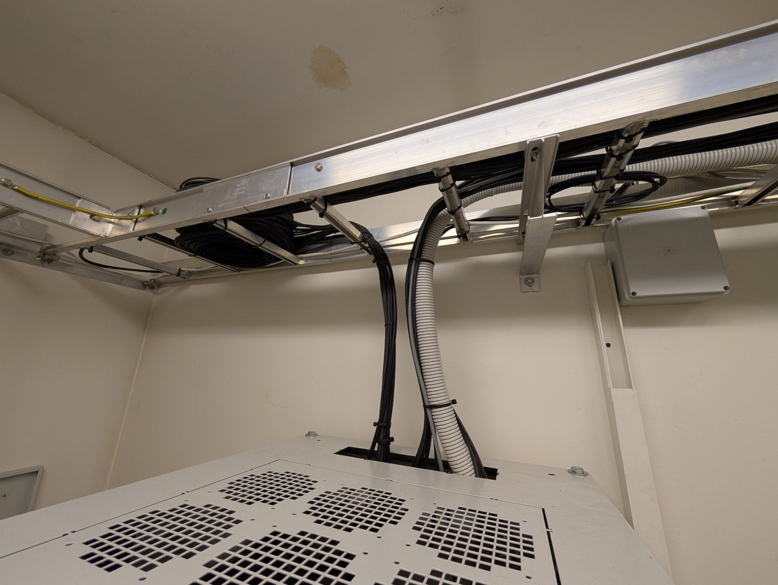 Mobilní 5G vysílač CETINu a O2 na Dolním náměstí v Olomouci