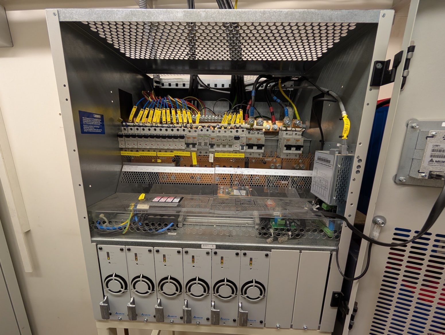 Mobilní 5G vysílač CETINu a O2 na Dolním náměstí v Olomouci