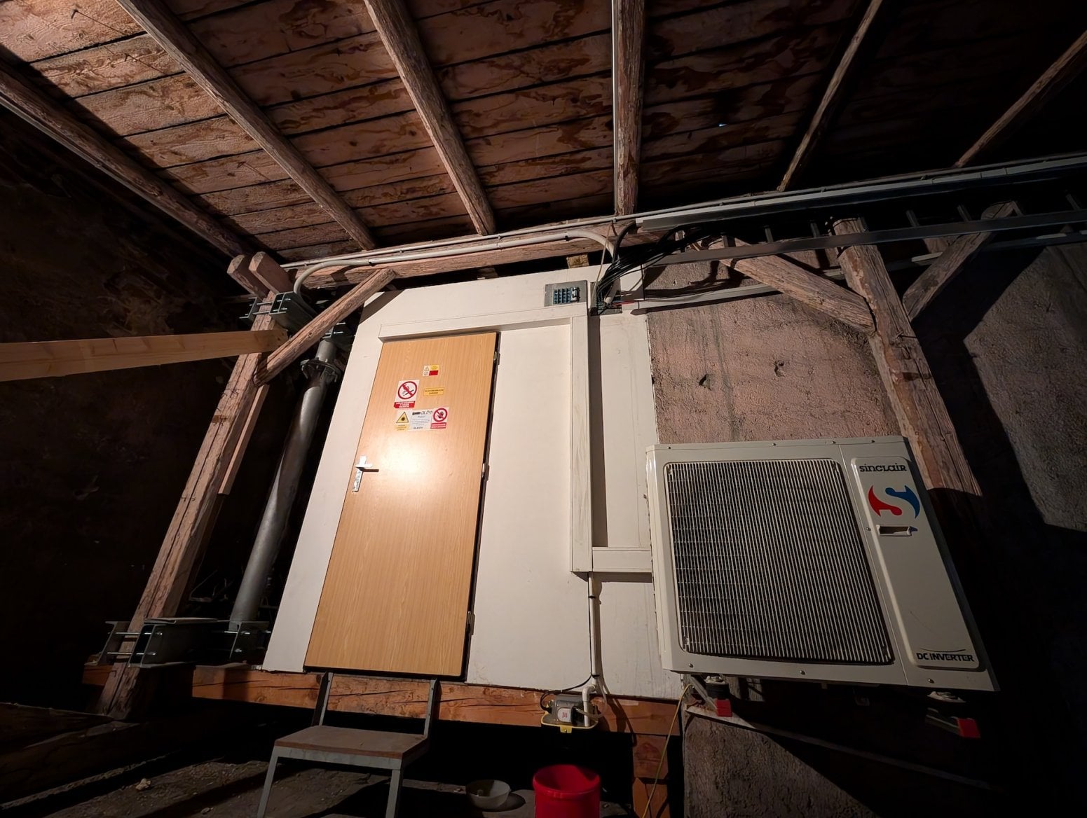 Mobilní 5G vysílač CETINu a O2 na Dolním náměstí v Olomouci