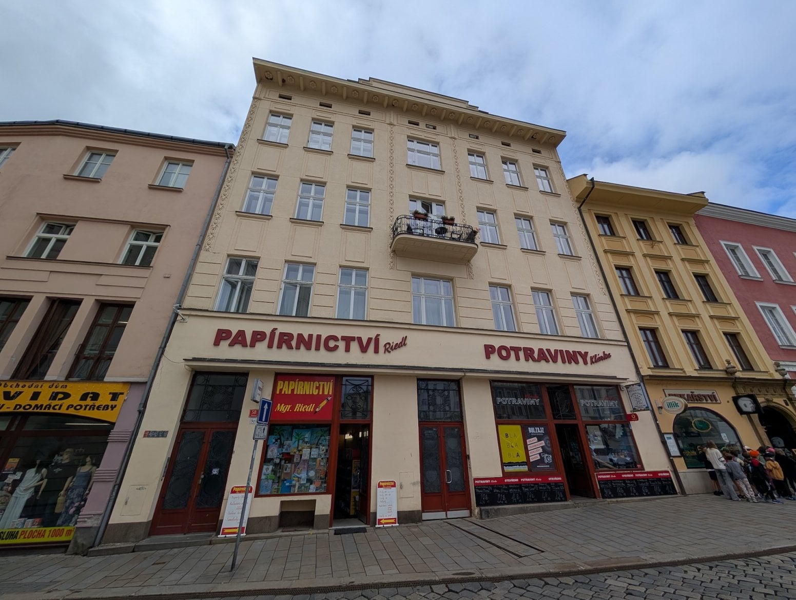 Mobilní 5G vysílač CETINu a O2 na Dolním náměstí v Olomouci