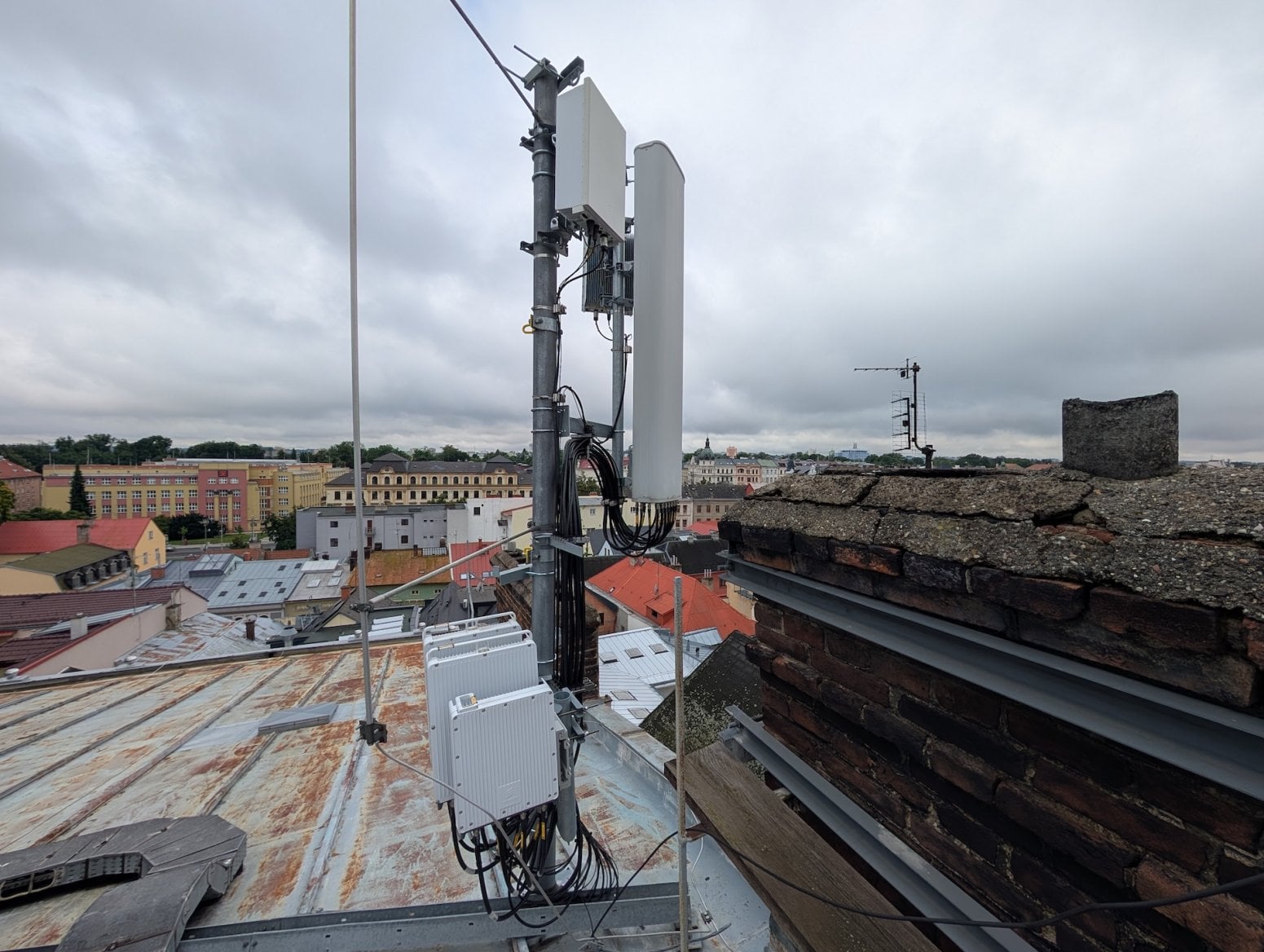 Mobilní 5G vysílač CETINu a O2 na Dolním náměstí v Olomouci