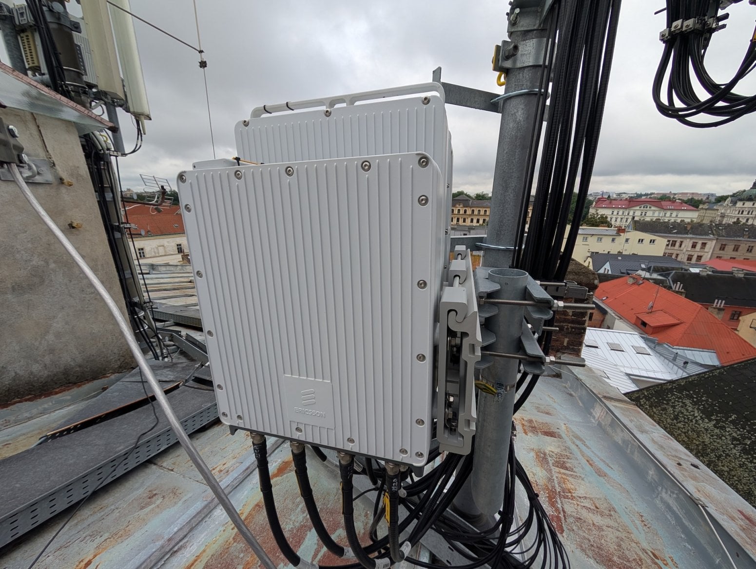 Mobilní 5G vysílač CETINu a O2 na Dolním náměstí v Olomouci