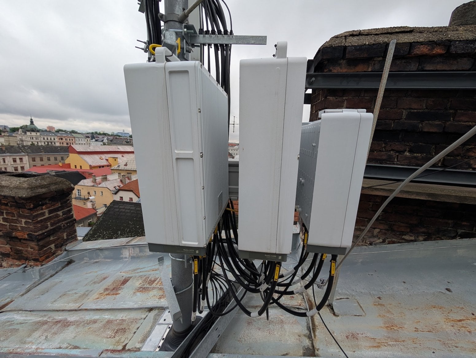 Mobilní 5G vysílač CETINu a O2 na Dolním náměstí v Olomouci